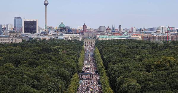 Berlim tem ato contra restrições impostas para combate à covid-19 - Fotos