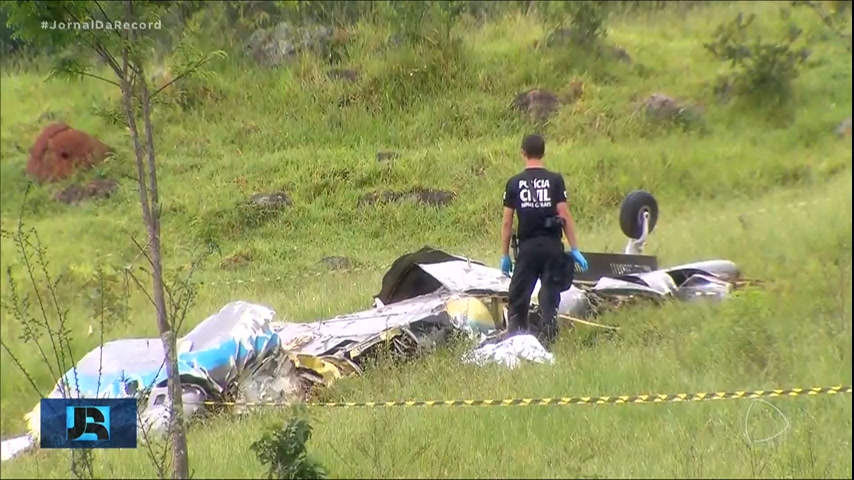 Especialistas tentam entender como avião se desmanchou no ar em MG; acidente deixa sete mortos - Notícias